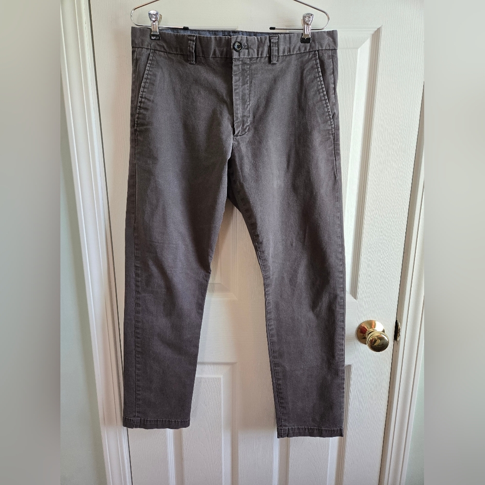 Banana Republic Mens Banana Republic Khaki Chinos.   33x30
